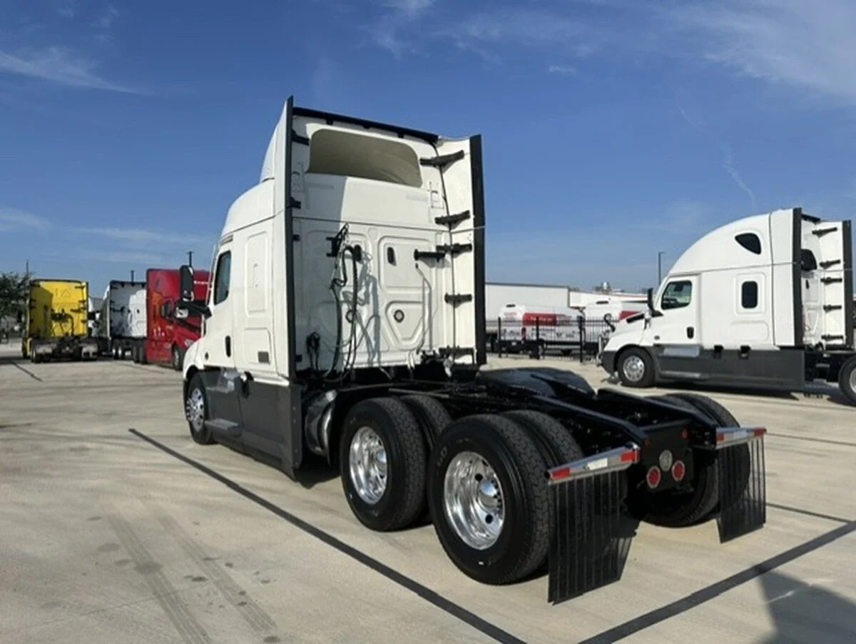 2022 Freightliner Cascadia — photo 3