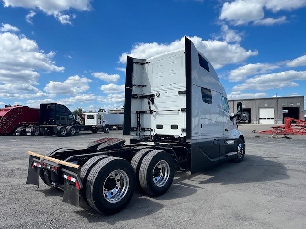 2026 Volvo VNL 860 in Dunmore, PA — photo 3