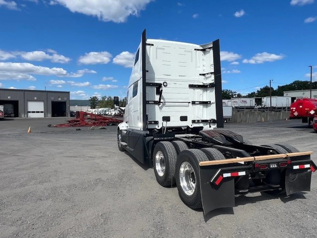 2026 Volvo VNL 860 in Dunmore, PA — photo 4