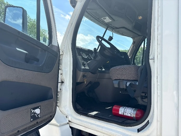 2018 Freightliner Cascadia - image 9