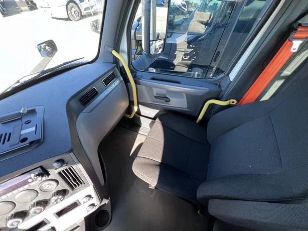 2023 Freightliner Cascadia in Location: Springfield, OH — photo 6