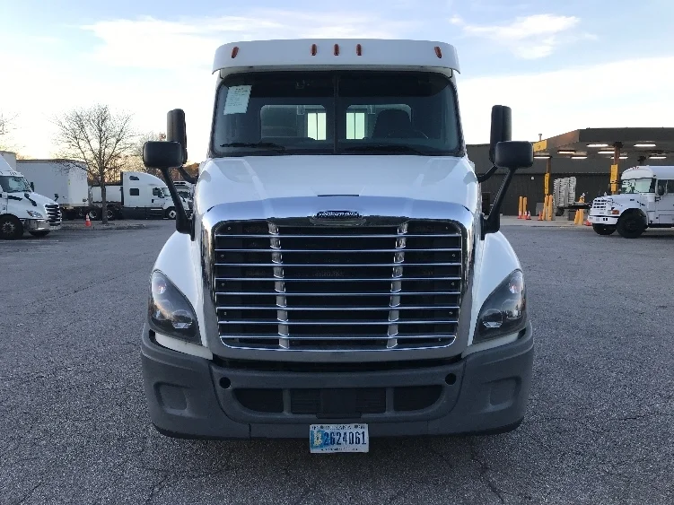 2018 Freightliner Cascadia in Prince George, VA — photo 2