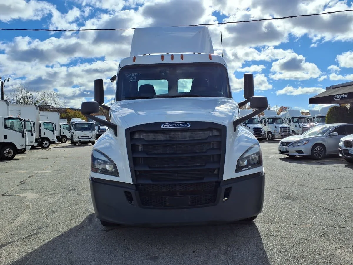2019 Freightliner Cascadia in Warwick, RI — photo 2