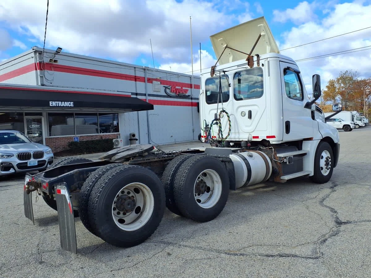 2019 Freightliner Cascadia in Warwick, RI — photo 4