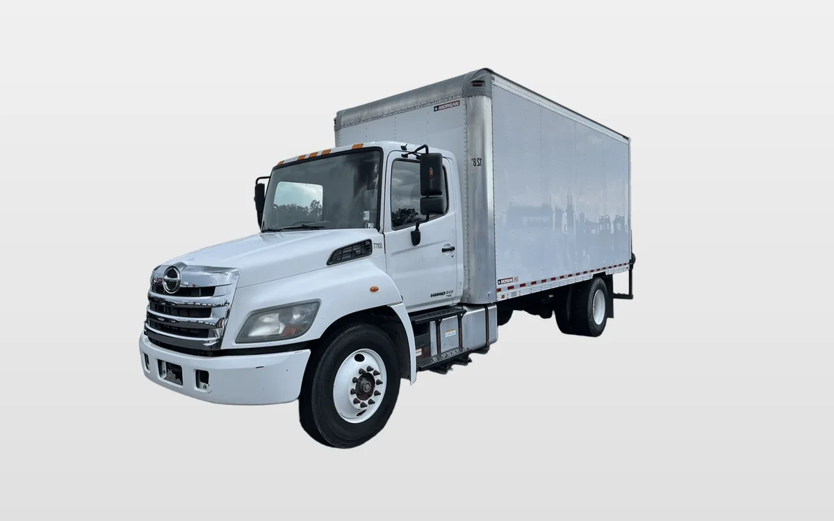 2017 Hino 268 - image 1