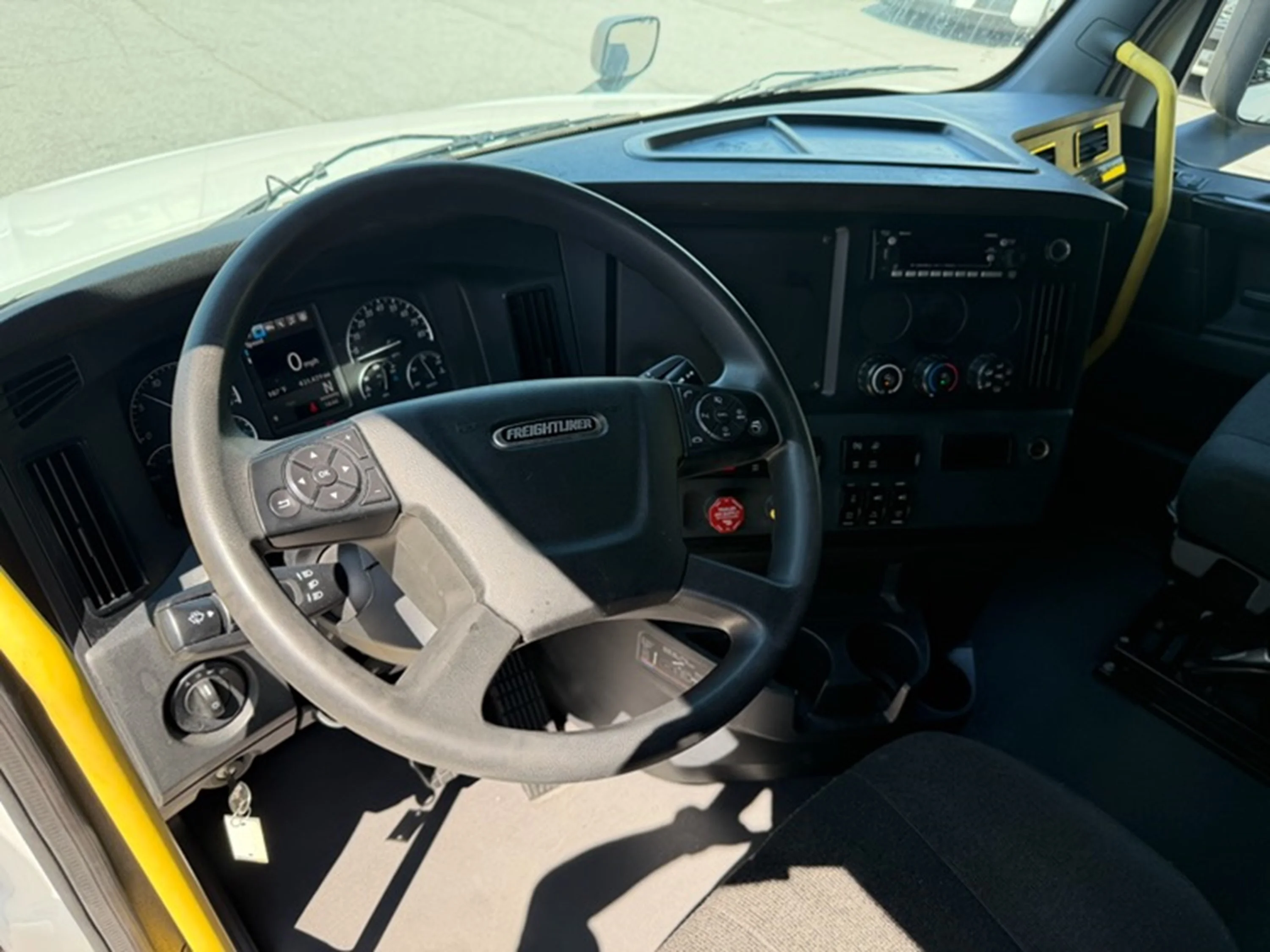 2024 Freightliner Cascadia — photo 8