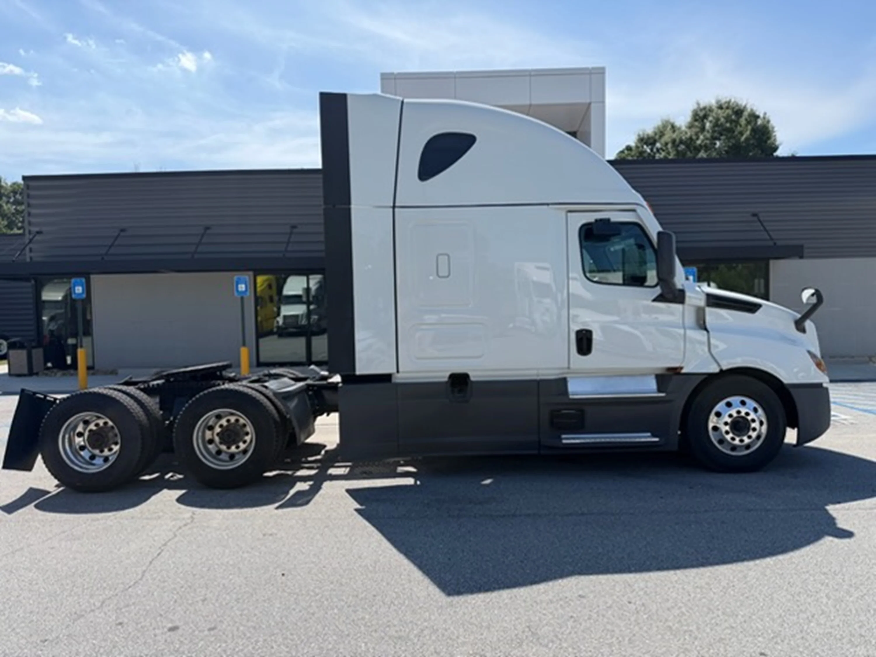 2024 Freightliner Cascadia — photo 2