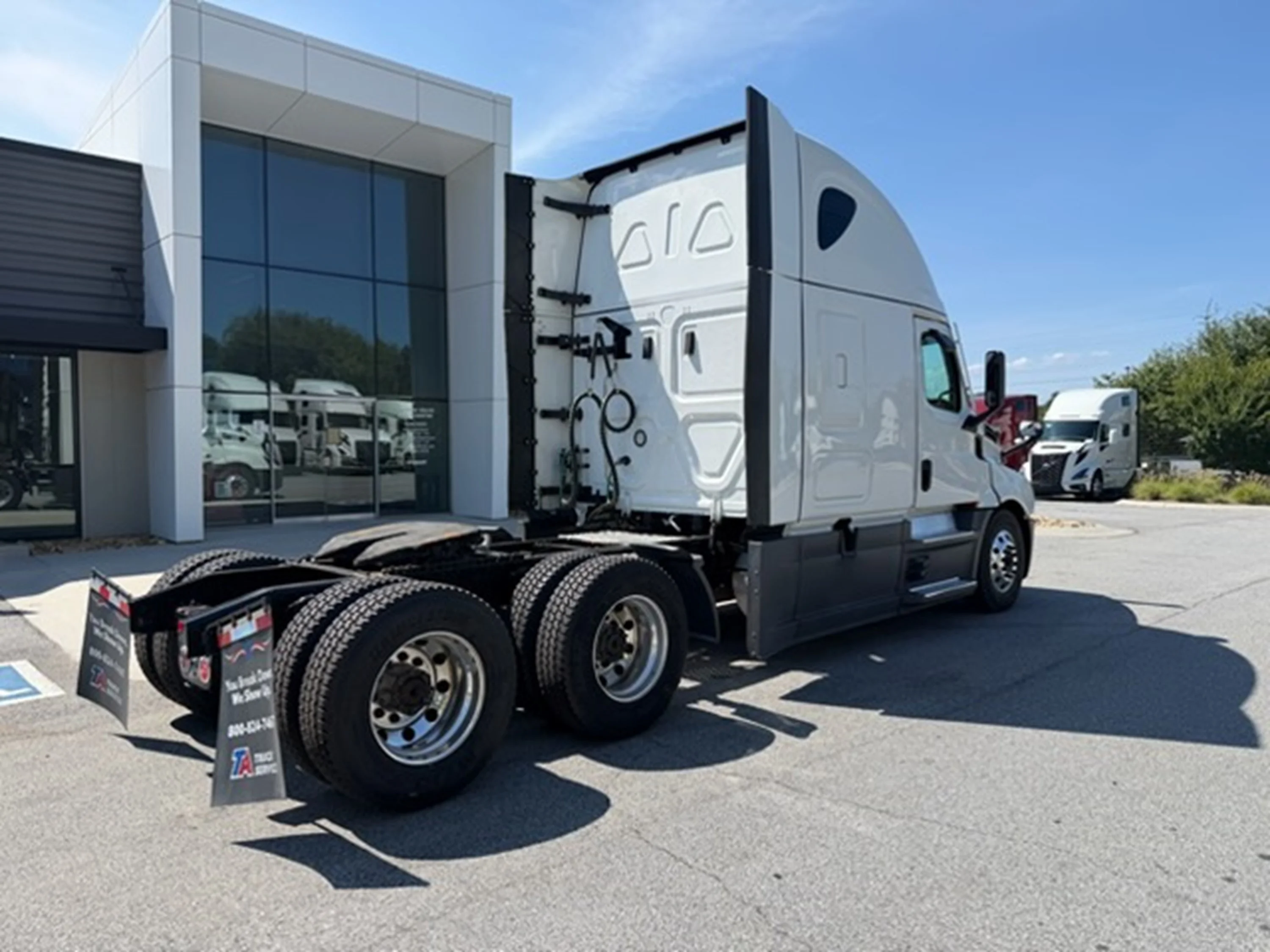 2024 Freightliner Cascadia — photo 3
