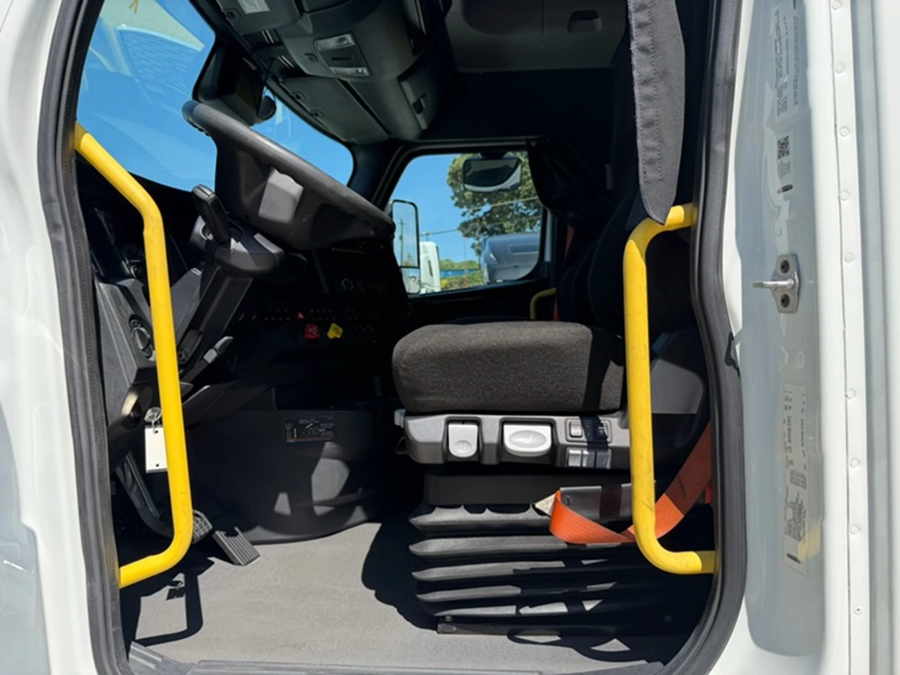 2024 Freightliner Cascadia — photo 7