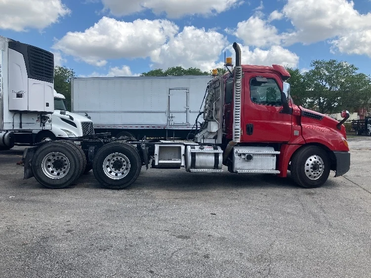 2020 Freightliner Cascadia in Orlando, FL — photo 8