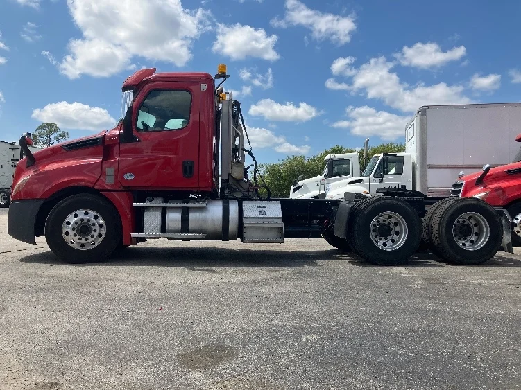 2020 Freightliner Cascadia in Orlando, FL — photo 4