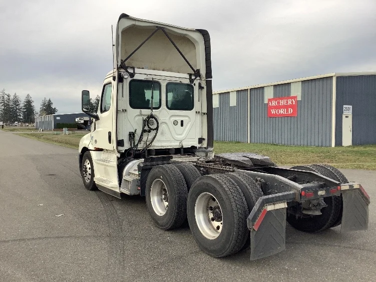 2019 Freightliner Cascadia - image 5