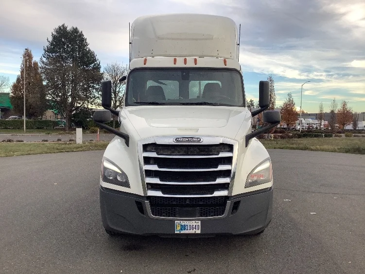 2019 Freightliner Cascadia - image 2