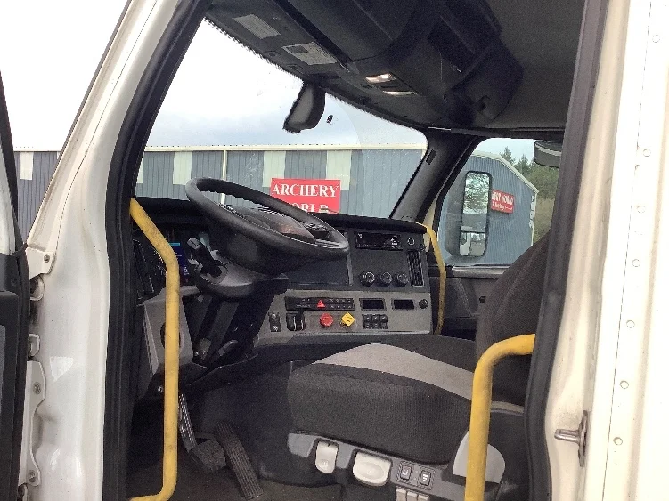 2019 Freightliner Cascadia - image 10