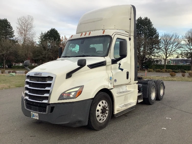 2019 Freightliner Cascadia - image 3