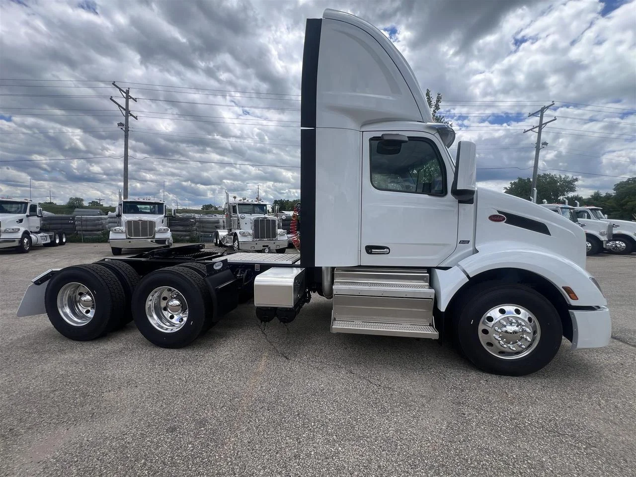 2027 Peterbilt 579 in South St. Paul, MN — photo 2
