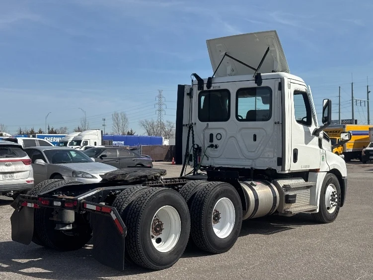 2022 Freightliner Cascadia - image 7