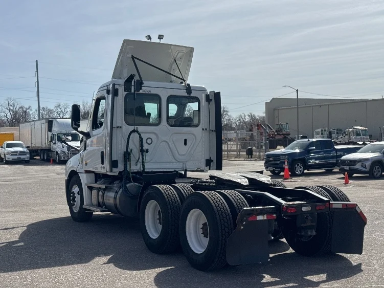 2022 Freightliner Cascadia - image 5