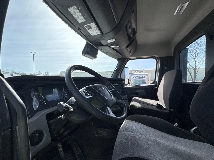 2022 Freightliner Cascadia - image 10