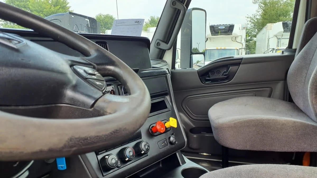 2019 International LT in Bolingbrook, IL — photo 7