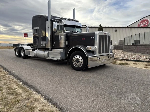 2023 Peterbilt 389 - image 4