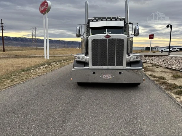 2023 Peterbilt 389 - image 3