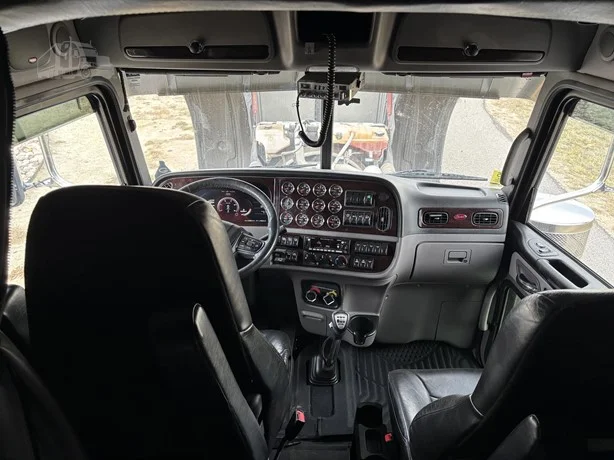 2023 Peterbilt 389 - image 32