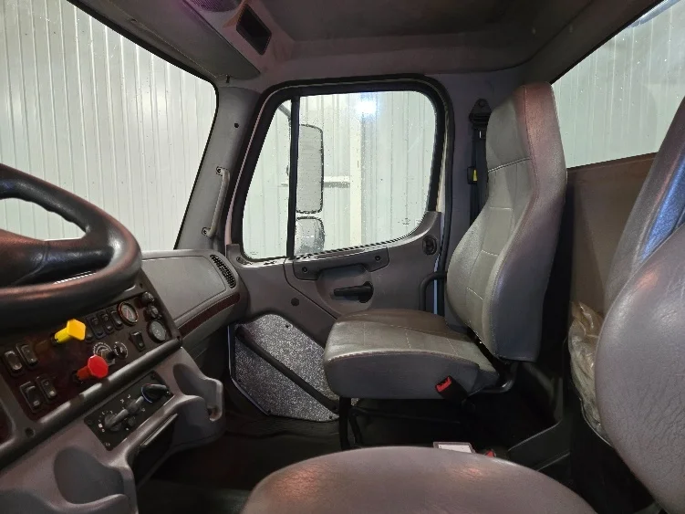 2018 Freightliner M2 106 - image 10