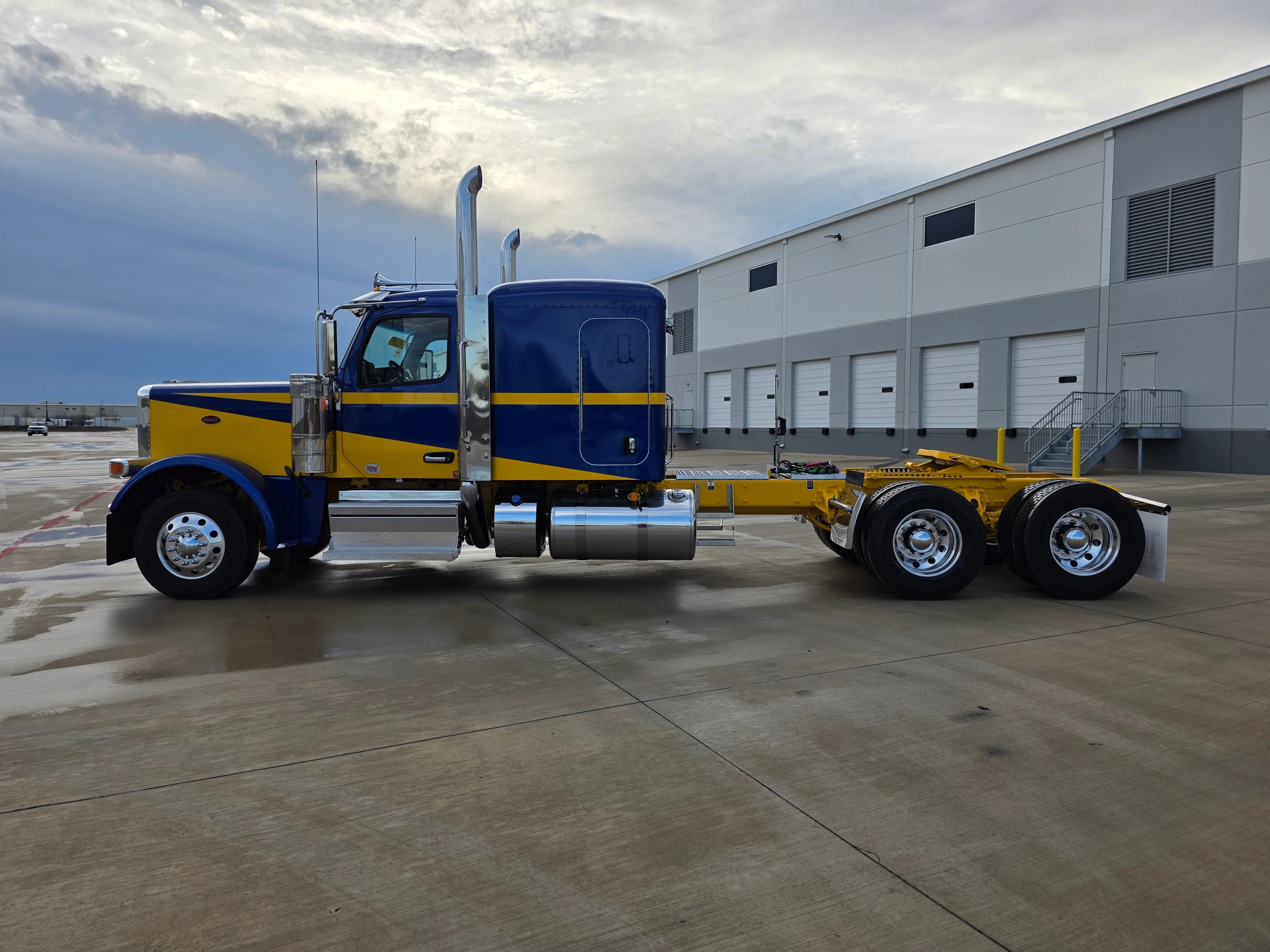 2027 Peterbilt 589 in Cincinnati, OH — photo 2