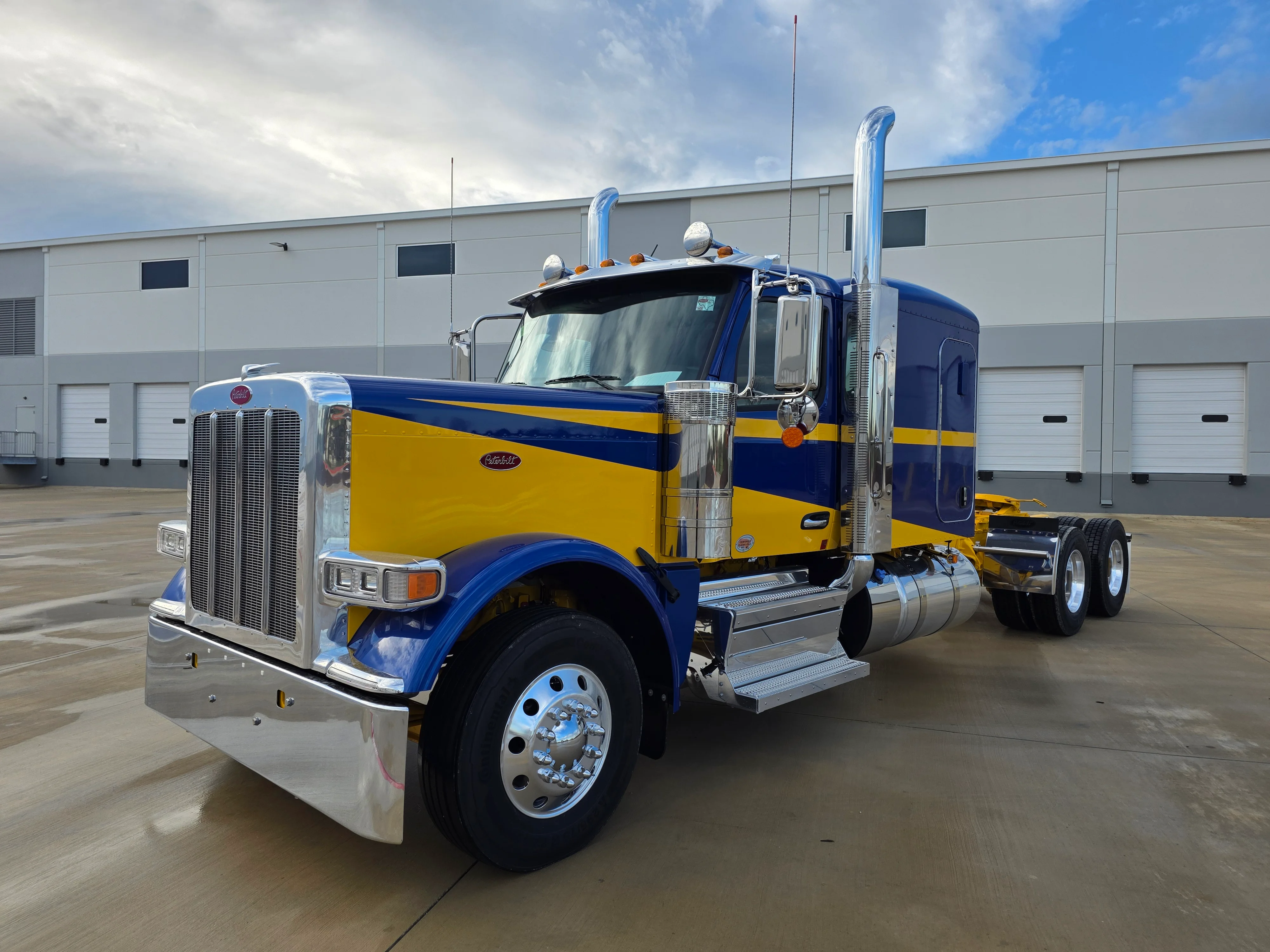 2027 Peterbilt 589 in Cincinnati, OH
