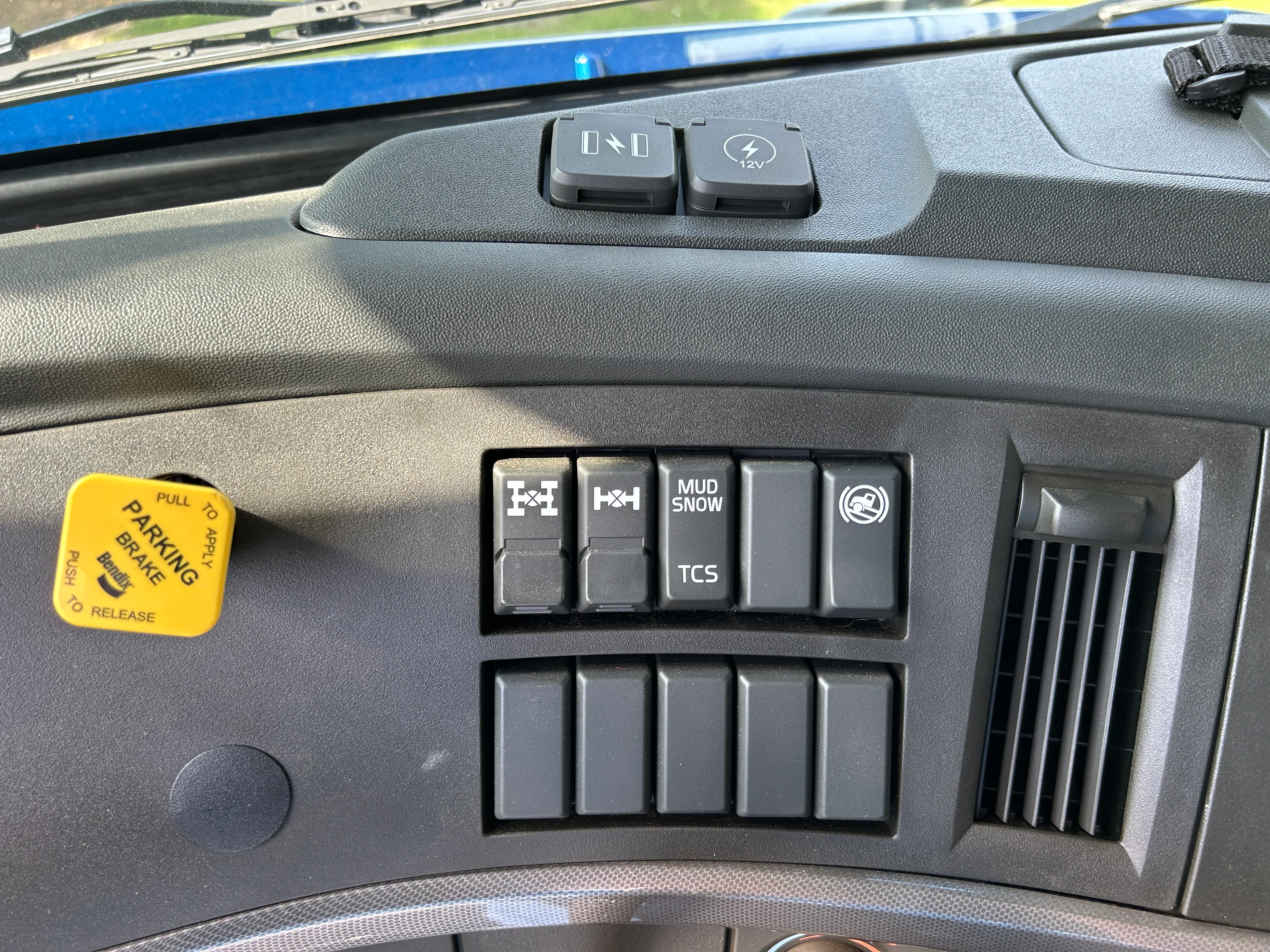 2025 Volvo VNR 640 - image 7