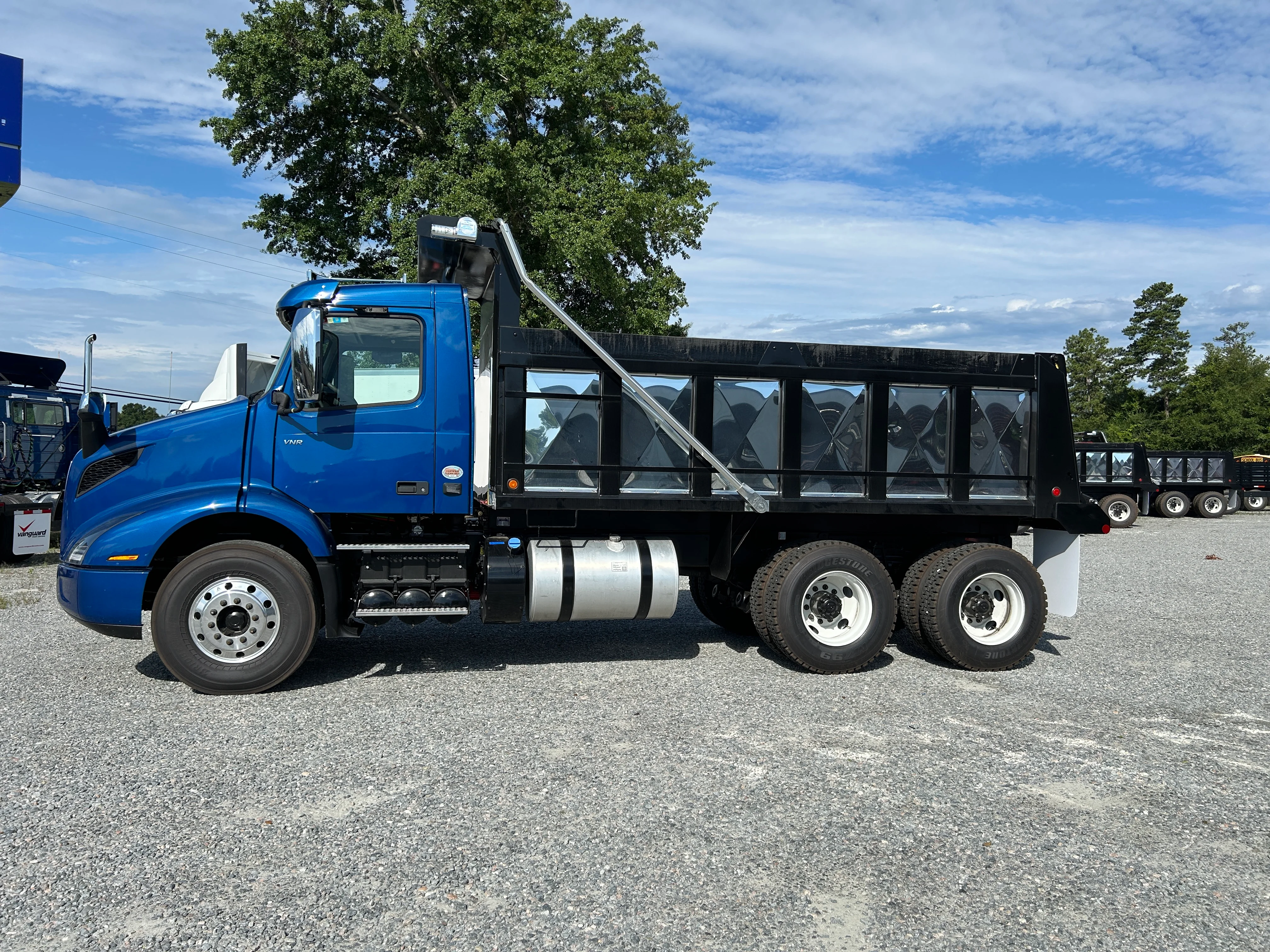 2025 Volvo VNR 640 - image 2