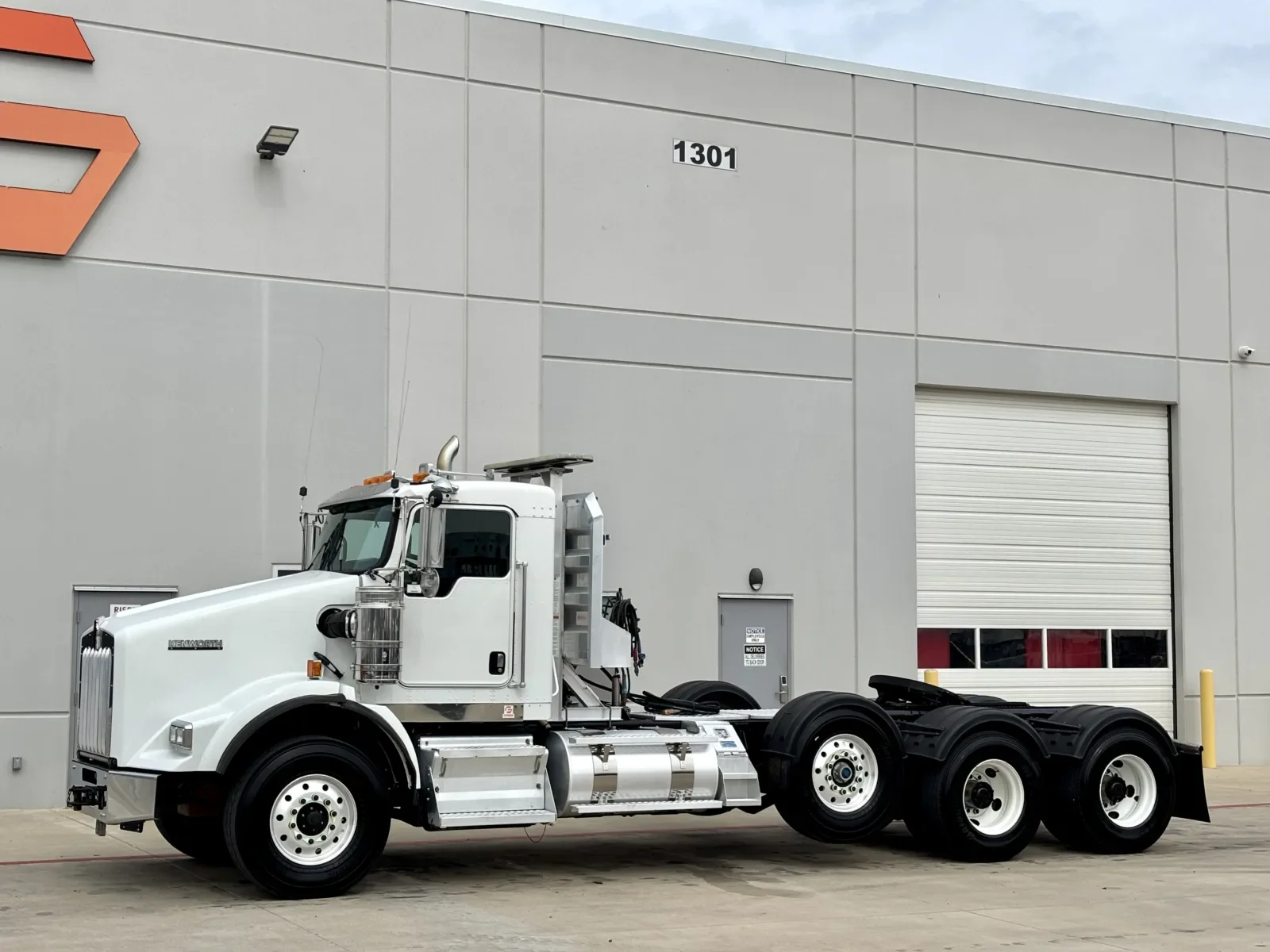 2017 Kenworth T800 - image 2