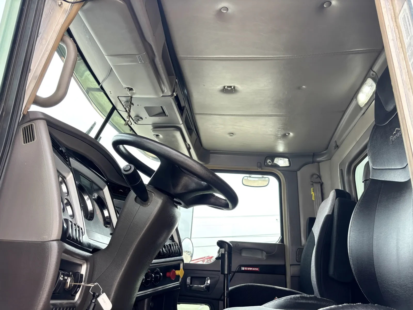 2017 Kenworth T800 - image 14