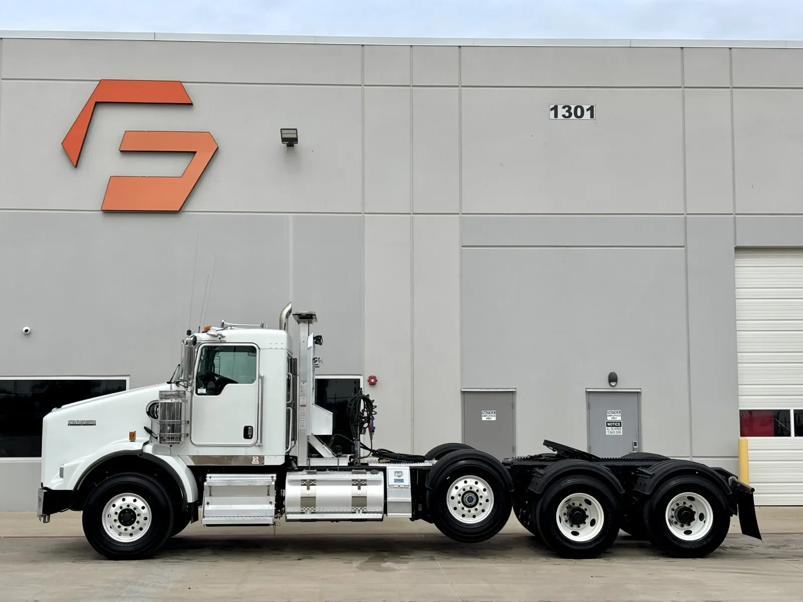 2017 Kenworth T800 - image 4