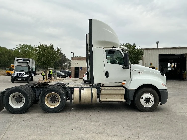 2020 International LT - image 8