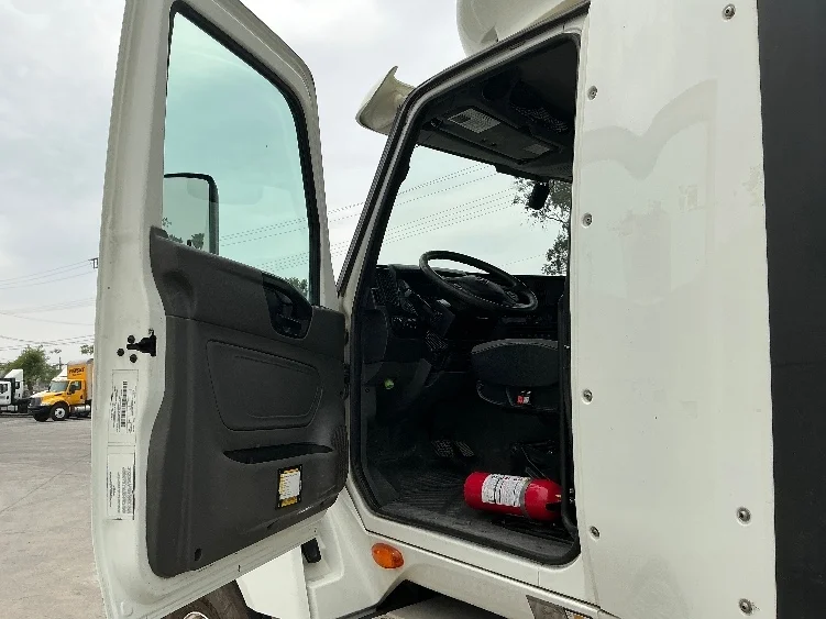 2020 International LT - image 9