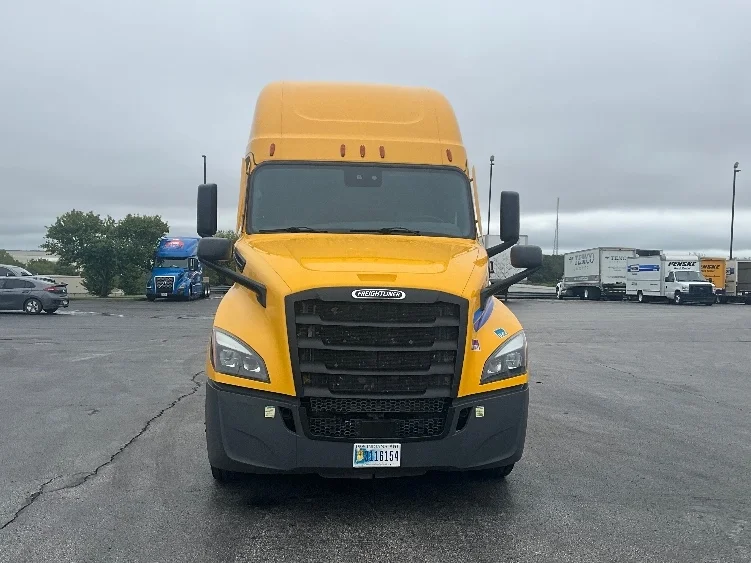 2022 Freightliner Cascadia - image 2