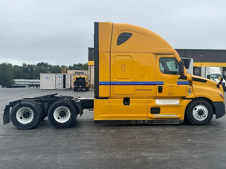2022 Freightliner Cascadia - image 8