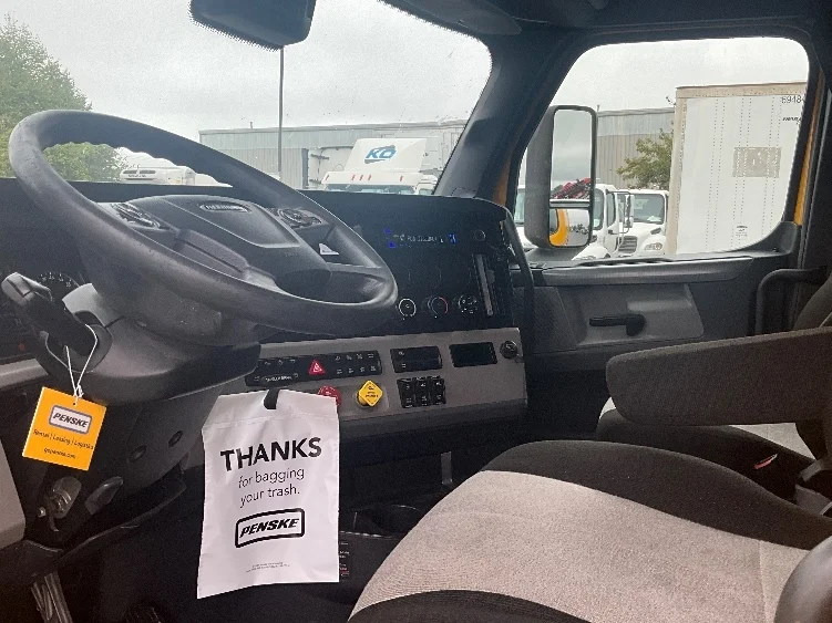 2022 Freightliner Cascadia - image 10