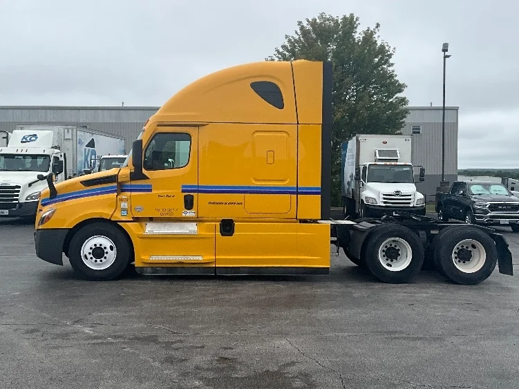2022 Freightliner Cascadia - image 4