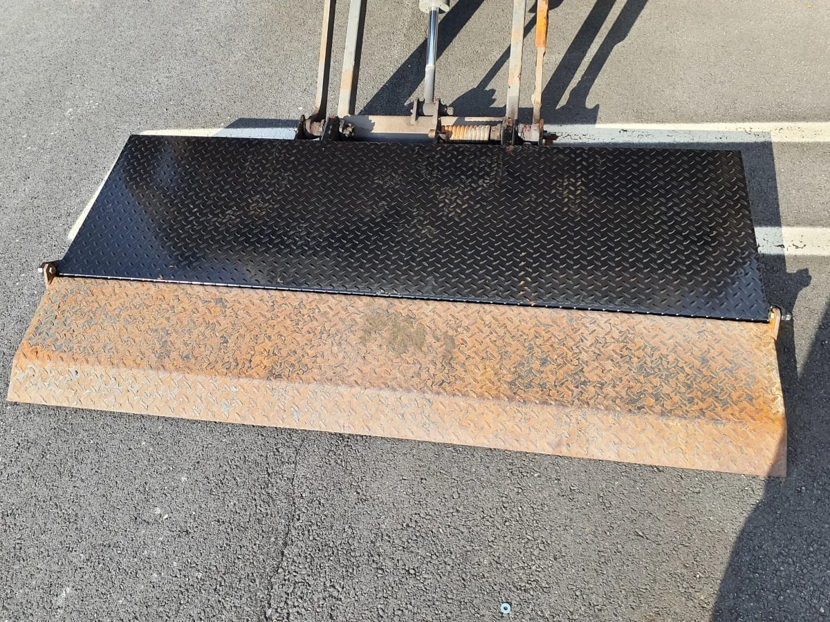 2017 Isuzu NPR - image 11