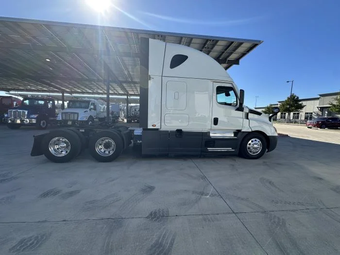 2022 Freightliner Cascadia in San Antonio, TX — photo 7