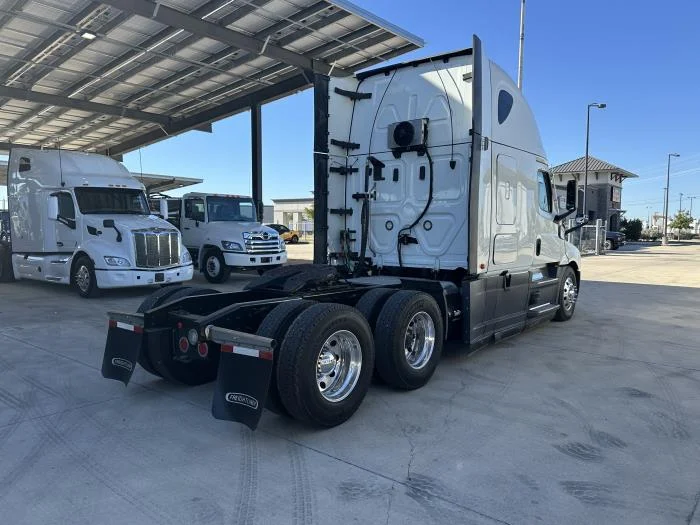 2022 Freightliner Cascadia in San Antonio, TX — photo 6