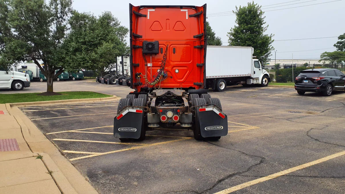 2021 Freightliner Cascadia in Bolingbrook, IL — photo 5
