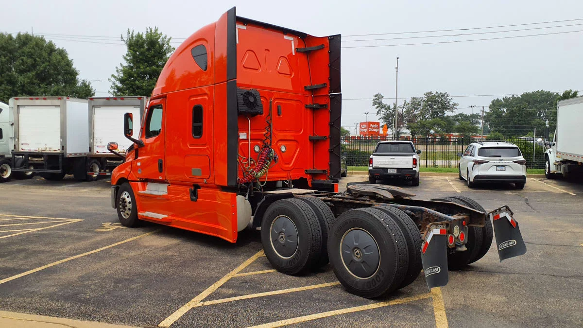 2021 Freightliner Cascadia in Bolingbrook, IL — photo 6