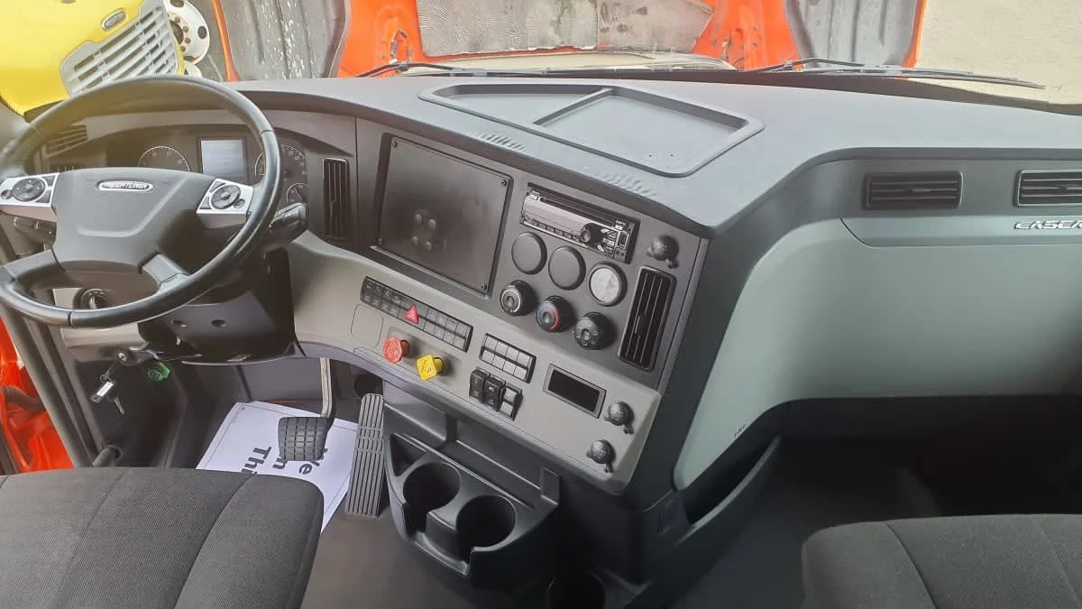 2021 Freightliner Cascadia in Bolingbrook, IL — photo 7