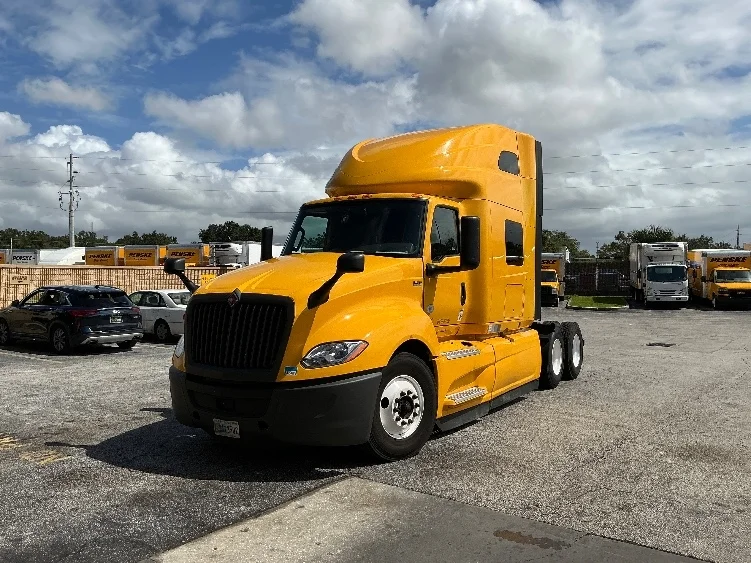 2022 International LT - image 3