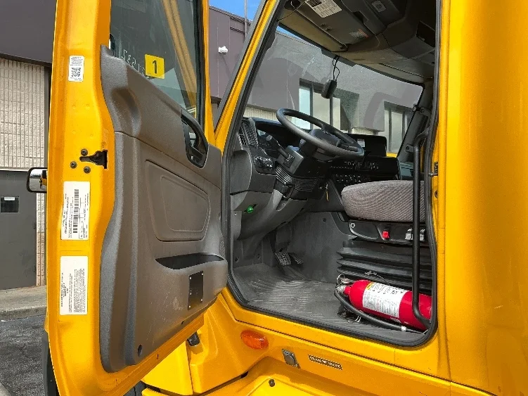 2022 International LT - image 9