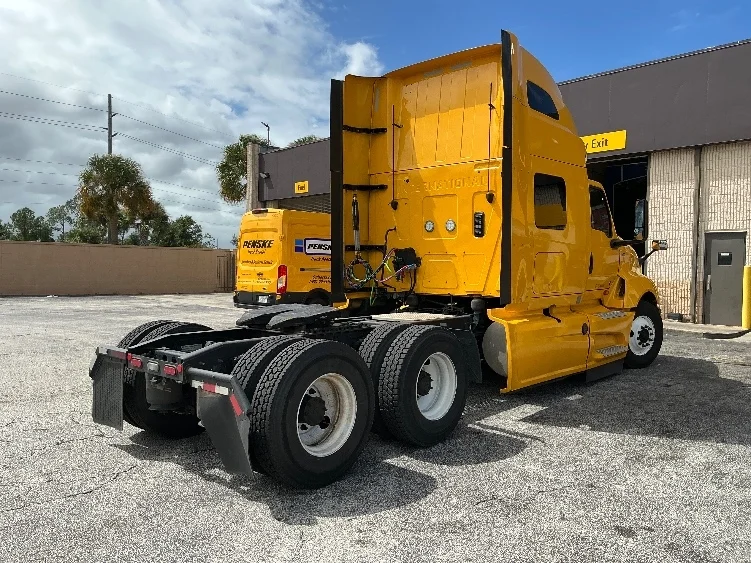 2022 International LT - image 7